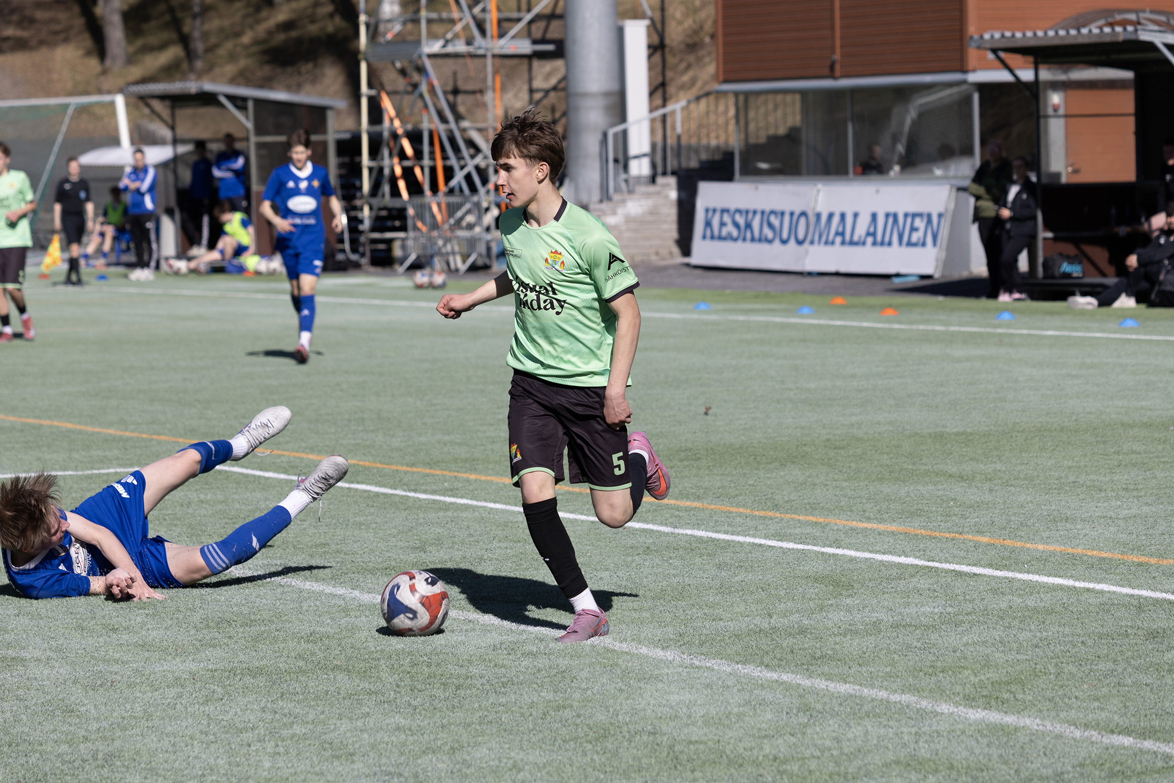 Vilppu Tahkola elää pallon kanssa